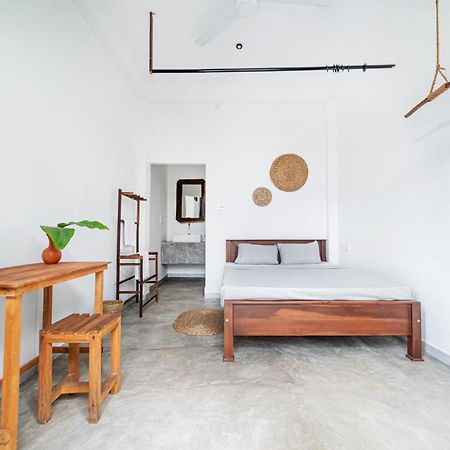 Drifter - Rooms & Food Midigama East Exterior photo