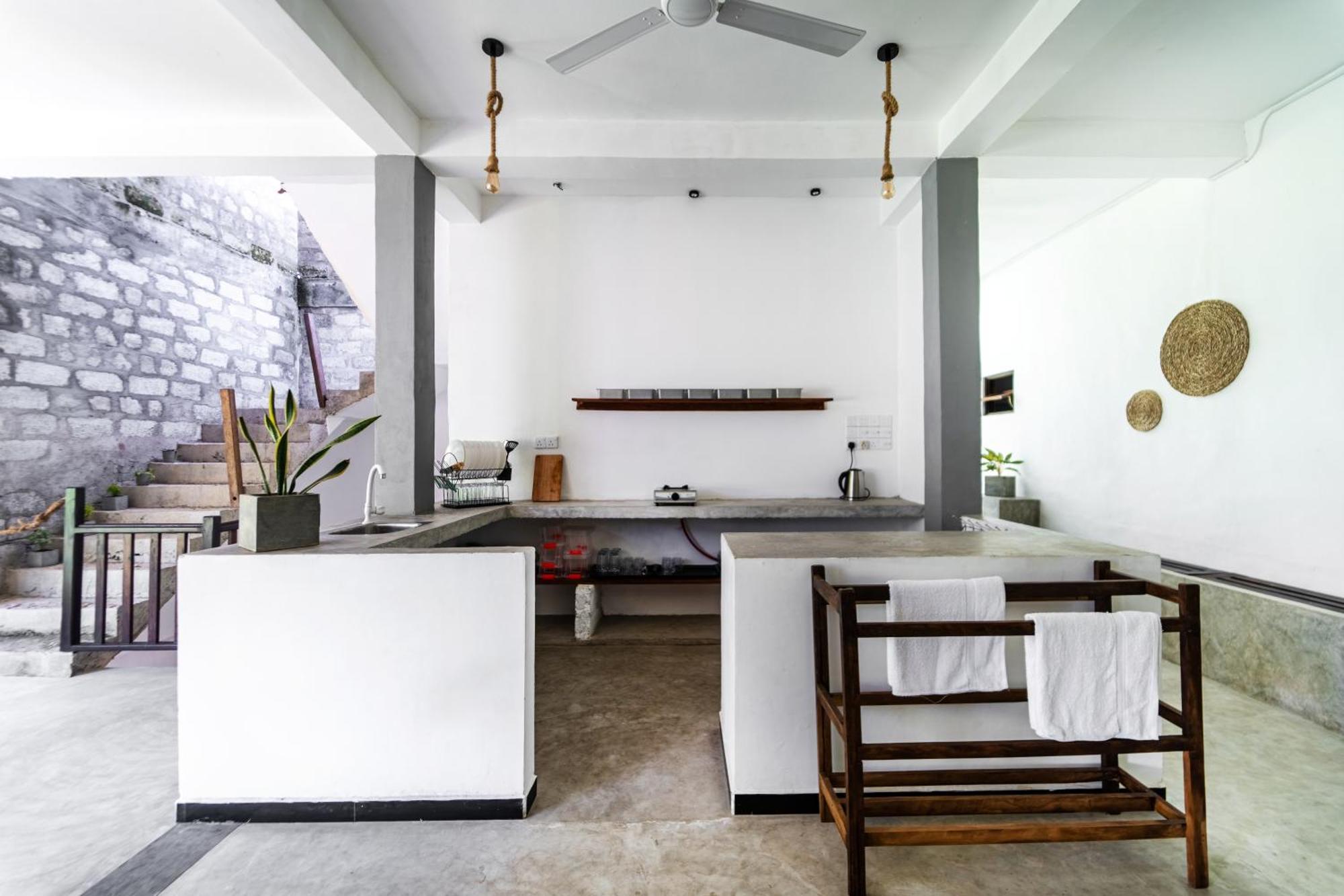 Drifter - Rooms & Food Midigama East Exterior photo