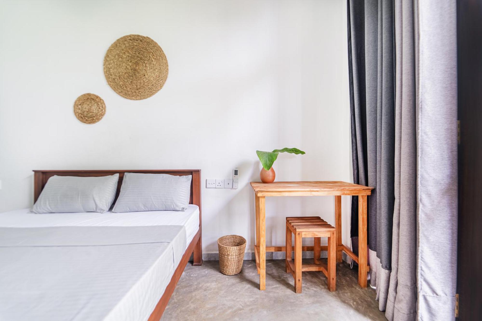 Drifter - Rooms & Food Midigama East Exterior photo