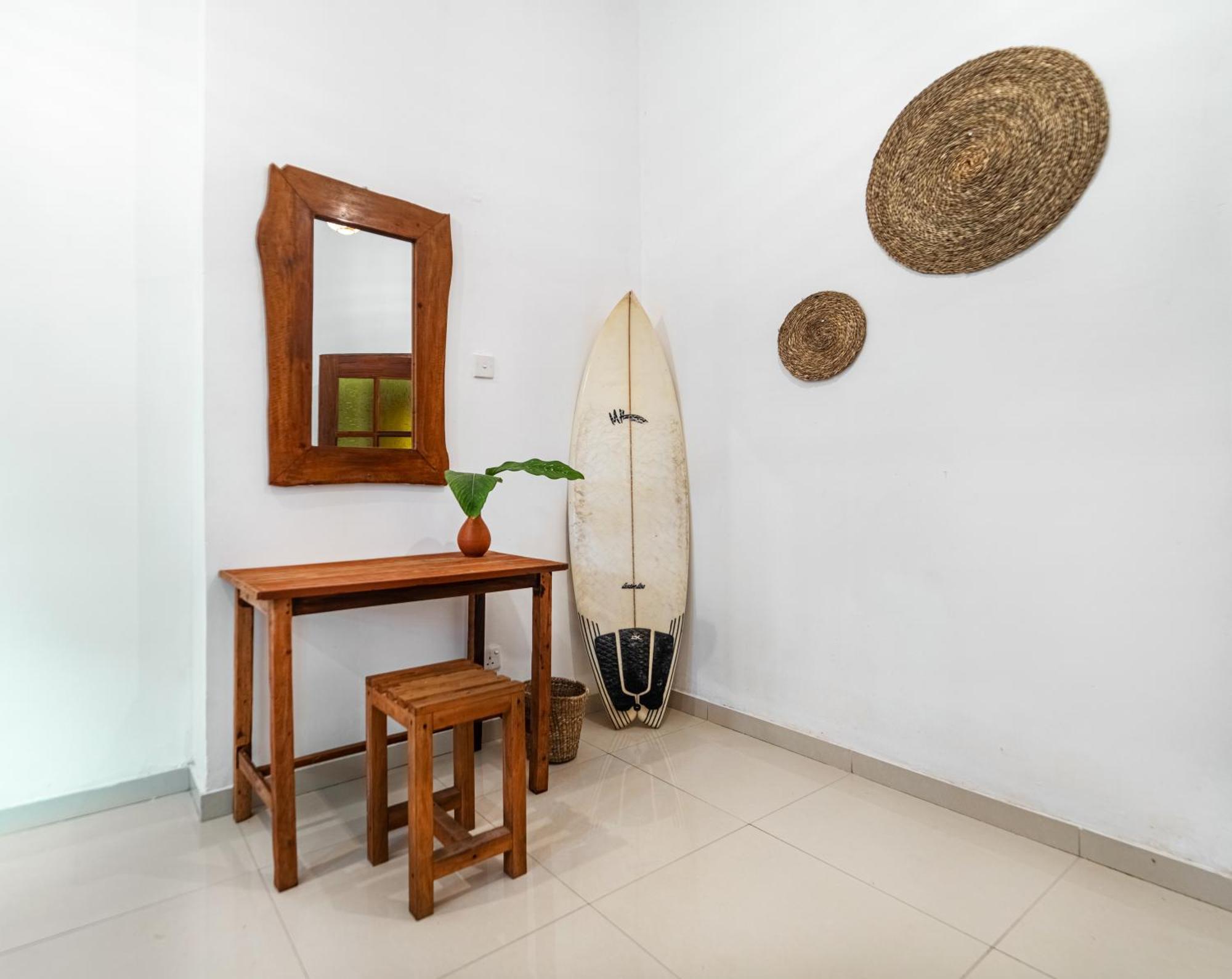 Drifter - Rooms & Food Midigama East Exterior photo