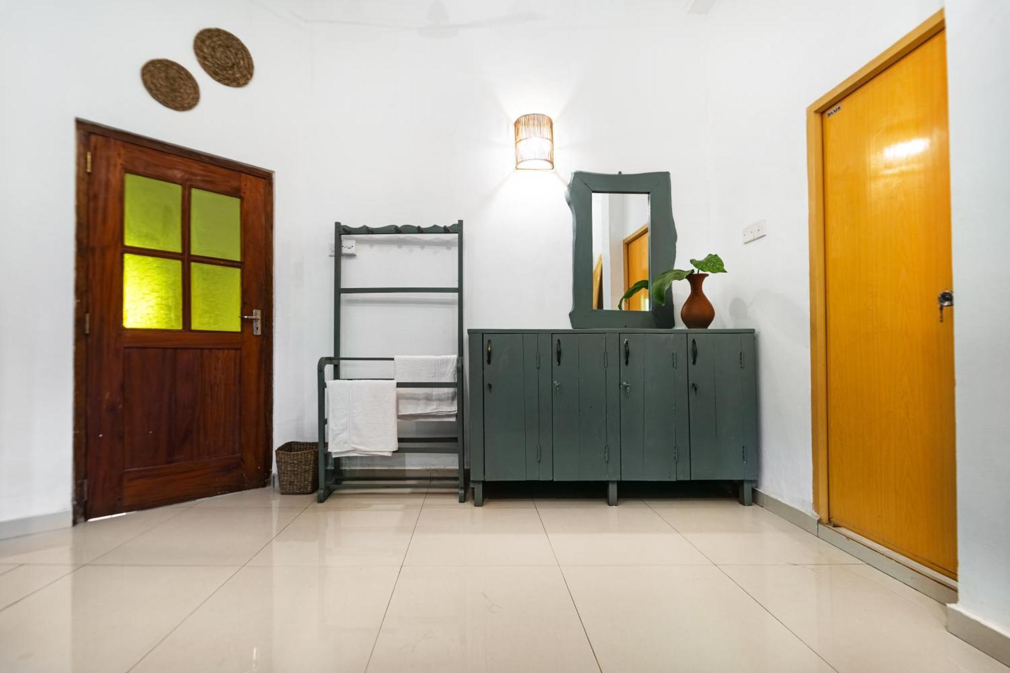Drifter - Rooms & Food Midigama East Exterior photo